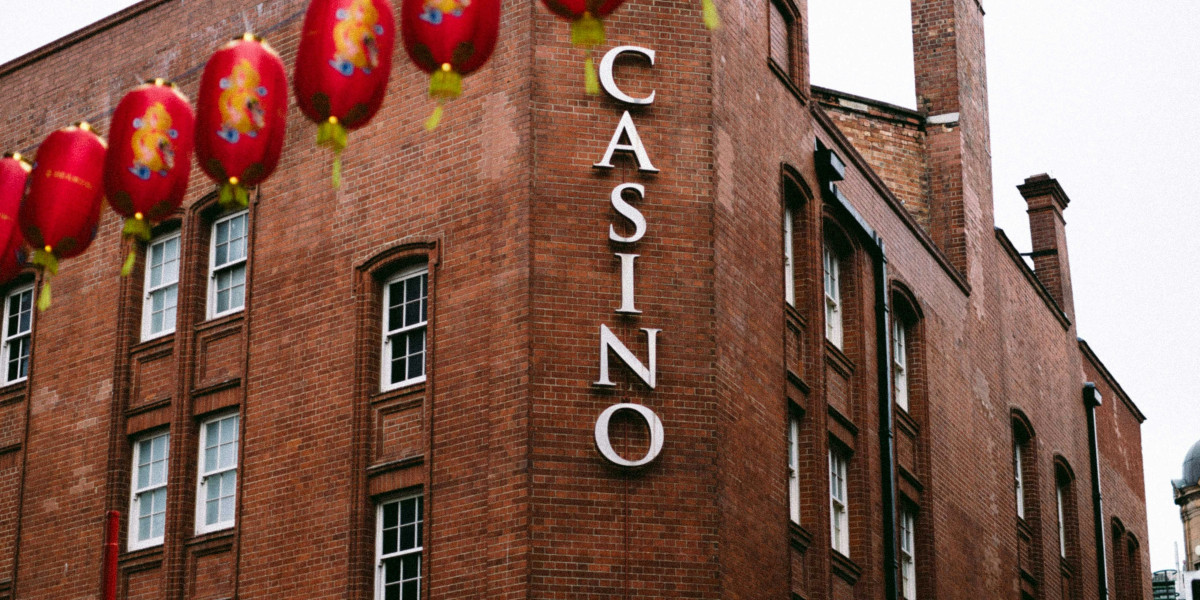 Den digitala övergången av fysiska casinon till online-plattformar: En analys av hur nedstängningar och pandemirelaterad